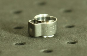 Opaska zaciskowa z wewnętrznym pierścieniem (wkładką) 7-8,5mm szer.7,4mm, nr ref. 9.0